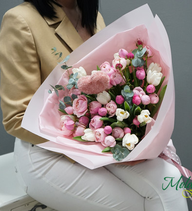 Buchet cu trandafiri Silva Pink si lalele albe foto 394x433